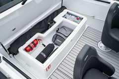 The boat features clear and spacious storage spaces totaling 400 liters. Under the aft platform is a 150-liter storage compartment with space for storing the canopy. The battery is also located in the rear storage space, but entirely separately in its own protected compartment.