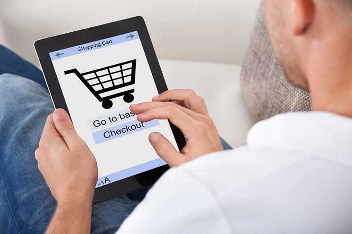 Verkko-ostaminen ja digitaaliset maksutavat ovat tehneet shoppailusta viihteellistä ja vaivatonta. (Mostphotos)