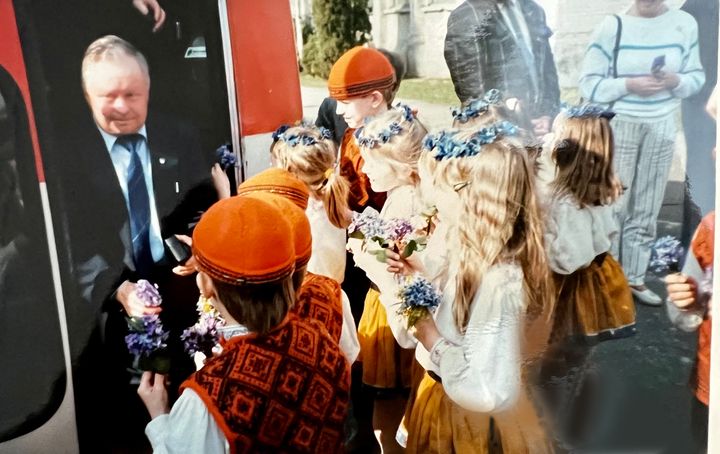 Virolaiset lapset ottamassa vastaan Valkealasta tulevia suomalaisia keväällä 1989 Kuusalussa. (Kuva kotialbumista)