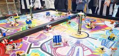 Robotiikkakilpailussa joukkueen suunnittelema Lego-robotti kerää pisteitä suorittamalla tehtäviä pelilaudalla. Kuva: Leena Hiltunen.