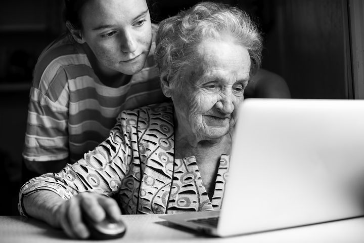 Perheen ja ystävien antama digituki on tärkeää ikääntyneille. (Mostphotos)