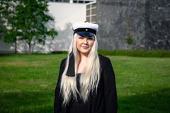 Susanna Lähde Jyväskylän yliopiston Agoran edustalla