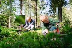 Jyväskylän yliopiston Konneveden tutkimusaseman laboratoriomestarit testaavat ilmasta sienten itiöitä kerääviä sykloninäytteenottimia.
