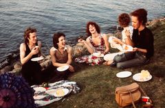 Nan Goldin, Piknik Bostonin Esplanade-puistossa, 1973. Saastamoisen säätiön taidekokoelma © Ari Karttunen / EMMA