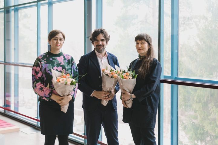 Stiftelsen Finlands konstakademis pristagare 2025: Bita Razavi, Axel Straschnoy, Johanna Lonka och Kaija Hinkula (inte på bilden) © Paula Virta / EMMA – Esbo moderna konstmuseum