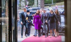 From left to right: President Alexander Stubb, Queen Mary of Denmark, King Frederik X of Denmark, EMMA's Museum Director Pilvi Kalhama, Mrs Suzanne Innes-Stubb and Danish Minister of Defence Troels Lund Poulsen (in the back) arriving to the museum © Paula Virta / EMMA – Espoo Museum of Modern Art