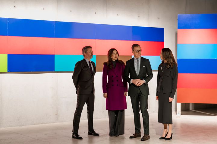 The Danish royal couple and the President of the Republic with his spouse in front of the Poul Gernes artwork. © Paula Virta / EMMA – Espoo Museum of Modern Art