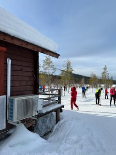 Daikin ilmalämpöpumppu talvella Kesängin Keidas -kahvilassa Äkäslompolossa