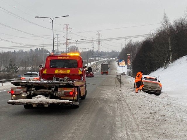 Viime talvena Ifin hinaus- ja tiepalvelun avunpyyntöjen määrä jopa kymmenkertaistui kiireisimpinä pakkaspäivinä. Sähköautot eivät kuitenkaan tarvinneet apua bensa- ja diesel-autoja useammin. Kuva: Viking Hinaus