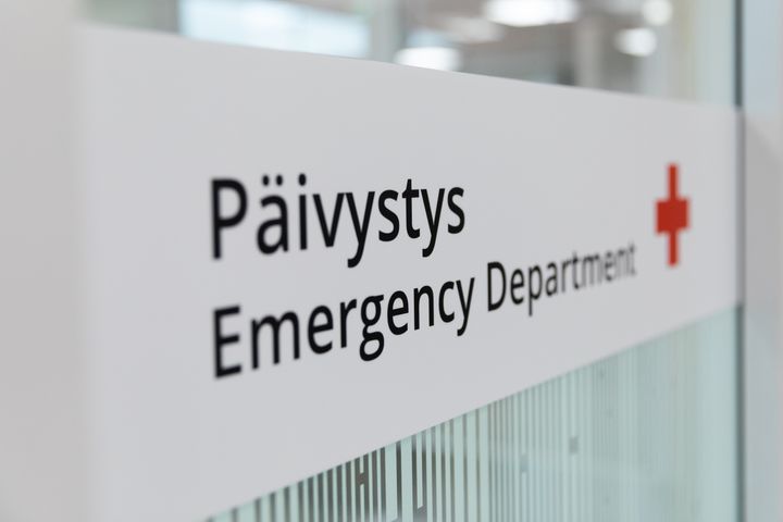 Uuden OYSin yhteispäivystyksen ovi, jossa lukee Päivystys ja Emergency Department