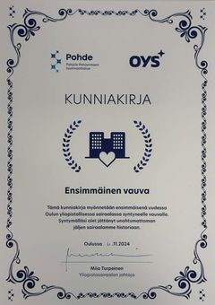 Kunniakirja ensimmäiselle uudessa sairaalassa syntyneelle vauvalle.