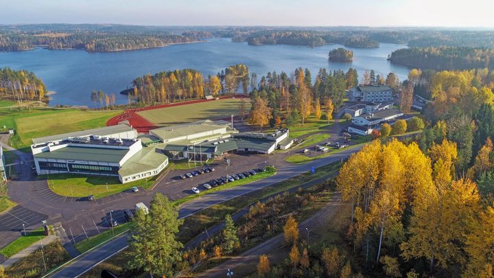 Tanhuvaaran Urheiluopisto tarjoaa laajan valikoiman liikuntamahdollisuuksia ja liikunta-alan koulutusta.