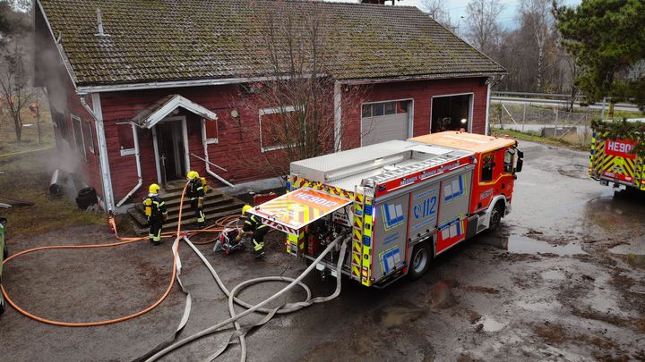 Palomiehet harjoittelevat savusukellusta vanhan rakennuksen edustalla, käyttäen teatterisavua, Roihupellon harjoitusalueella.