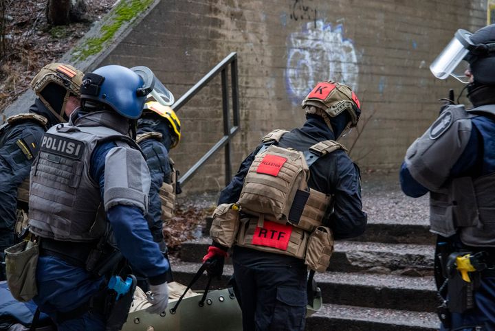 Poliiseja ja palomiehiä suojavarustuksessa