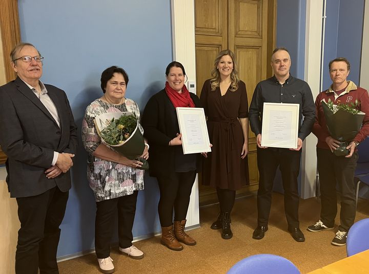 Palkinnon saajat yhteiskuvassa. Vasemmalta Tampereen Pyrinnön talousvastaava, liikuntaneuvos Jarmo Hakanen, puheenjohtaja Saila Asumaniemi, toiminnanjohtaja Elisa Hakanen ja maakuntahallituksen puheenjohtaja Sofia Vikman. Vikmanin vieressä Teiskon Urheilijoiden  valmentaja Matti Alarotu ja hallituksen puheenjohtaja Riku Pitkänen.