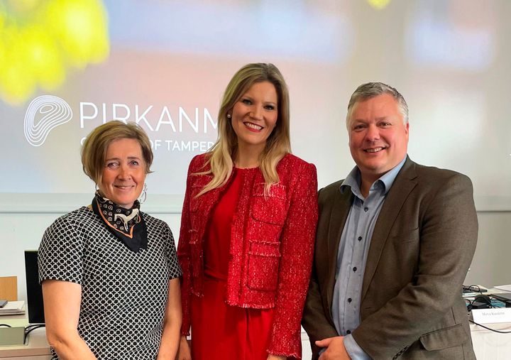 Kuvassa vasemmalta maakuntajohtaja Anna-Mari Ahonen, maakuntavaltuuston puheenjohtaja Sofia Vikman ja maakuntahallituksen puheenjohtaja Roope Lehto.