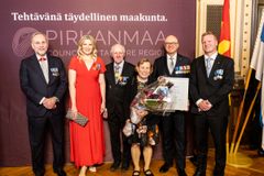 Pirkanmaan liiton maakuntahallitus myönsi vuoden 2025 Pirkanmaan palkinnon puolustusteollisuus- ja teknologiayhtiö Patrian Pirkanmaan toiminnoille. Vasemmalla palkinnon vastaanottanut Patria Groupin toimitusjohtaja Esa Rautalinko ja hänen vieressään maakuntavaltuuston puheenjohtaja Sofia Vikman. Pirkanmaan palkinnon yhteydessä jaetun stipendin vastaanottivat Raatihuoneella Pirkanmaan Reserviläispiirin puheenjohtaja Jarno Lahtinen, piirin 2. vpj. Jussi Viljanen ja piirin pitkäaikainen sihteeri Raimo Ojala ja toiminnanjohtaja Sirkka Ojala.