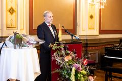 Patria Groupin toimitusjohtaja Esa Rautalinko pitää kiitospuhetta.