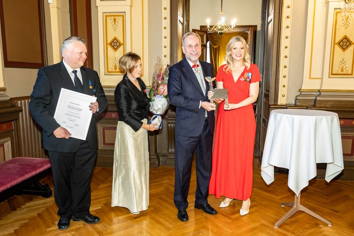 Hetki Pirkanmaan palkinnon julkistamisen jälkeen. Kuvassa maakuntavaltuuston puheenjohtaja Sofia Vikman, Patria Groupin toimitusjohtaja Esa Rautalinko, maakuntajohtaja Anna-Mari Ahonen ja maakuntahallituksen puheenjohtaja Roope Lehto.