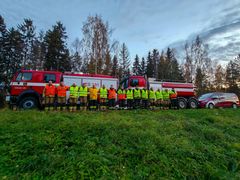 Otavan VPK mielenilmaisussa 16.10. Kuvassa keskellä myös pelastusjohtajien puheenjohtaja Seppo Lokka.