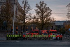 Helsingin kaupungin pelastuslaitoksen mielenilmaus turvallisemman liikenteen puolesta. Paikkana eduskuntatalon edusta 16.10.2024.