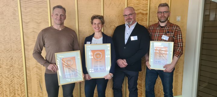 Kuvassa vasemmalta Vesangan päiväkotikoulun rehtori Joel Linna, Sastamalan Opiston rehtori Sini-Mari Lepistö, Illon VPK:n palokunnanpäällikkö Markku Salminen sekä turvallisuusasiantuntija Tuomo Myllö.