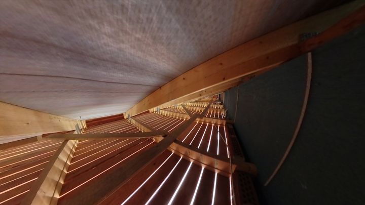 Terassin ontelo, jossa harva laudoitus.