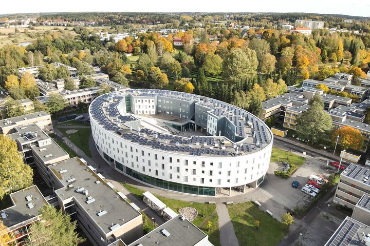 Turun Ylioppilaskyläsäätiön asuntokohde Tyyssijaan toteutettu energiaratkaisu palkittiin Heat Pump City of the Year 2024 -palkinnolla.