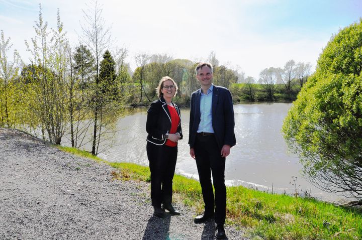 Jord- och skogsbruksminister Sari Essayah och miljö- och klimatminister Kai Mykkänen i Kaarina den 14 maj 2024.