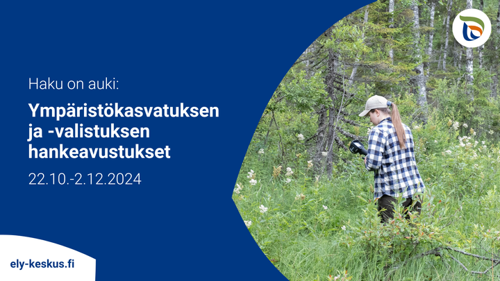 Ympäristökasvatuksen ja -valistuksen hankeavustukset 22.10.–2.12.2024 sekä kuva ihmisestä kulkemassa metsässä ja ELY-keskuksen logo.