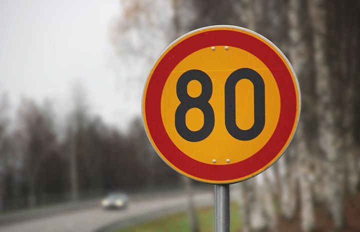 Liikennemerkki osoittaa nopeusrajoituksen 80 km/h.