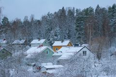 Omakotitaloja talvisessa maisemassa