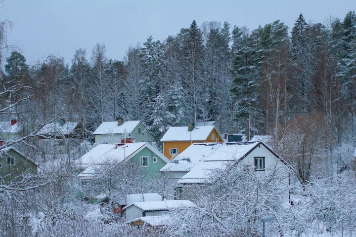 Egnahemshus i vinterlandskap