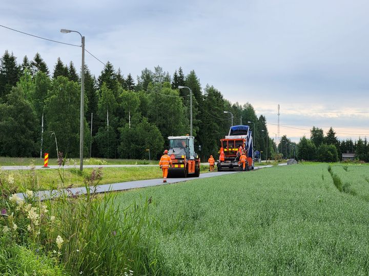 Jalankulku- ja pyörätien päällystystä kesällä.