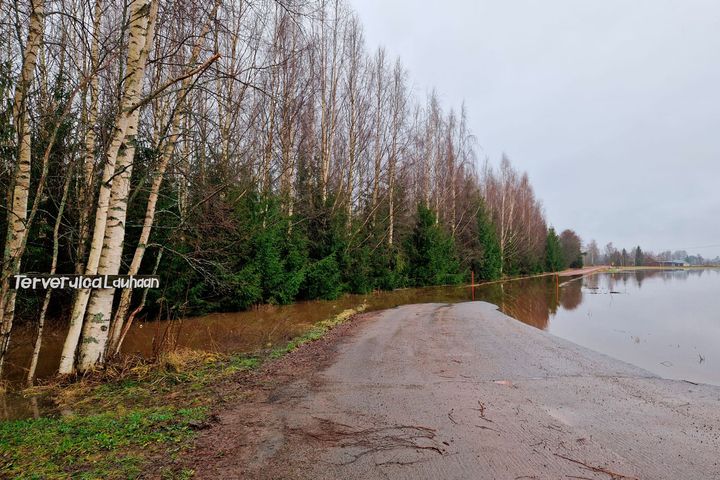 Tulva%20on%20katkaissut%20tieyhteyksi%E4%20Huittisten%20alavalla%20alueella.