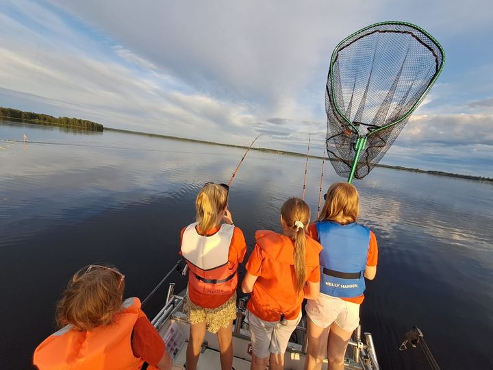 Entusiastiska fiskare på ungdomarnas fiskeläger. Fotograf: Janne Kumpulainen