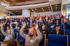 Osallistujia nostamassa käsiään Itä-Suomen ilmastokonferenssissa.