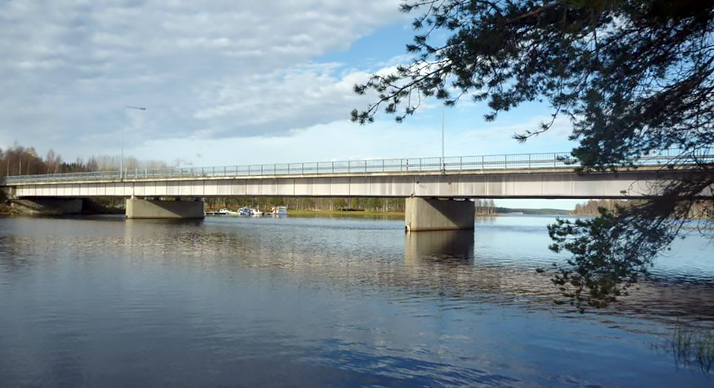 Tiikkajansalmen silta kesällä.