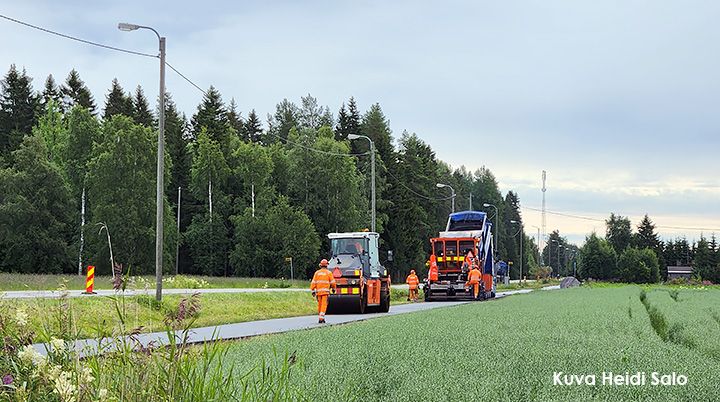 Kevyen liikenteen väylän päällystys Ketolanperäntiellä Kempeleessä.