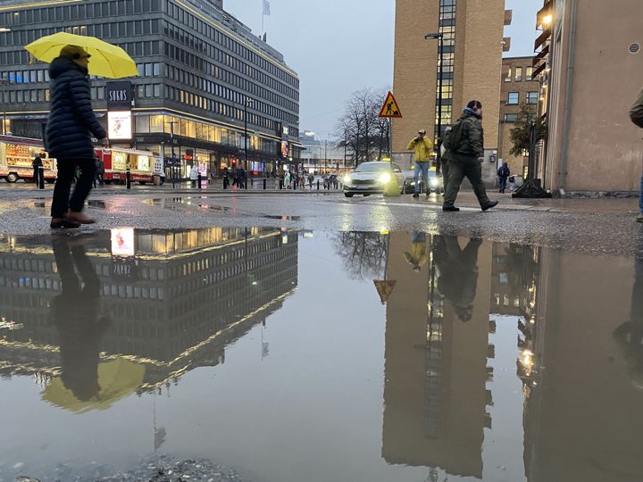 Tulviva katu kaupunkiympäristössä.