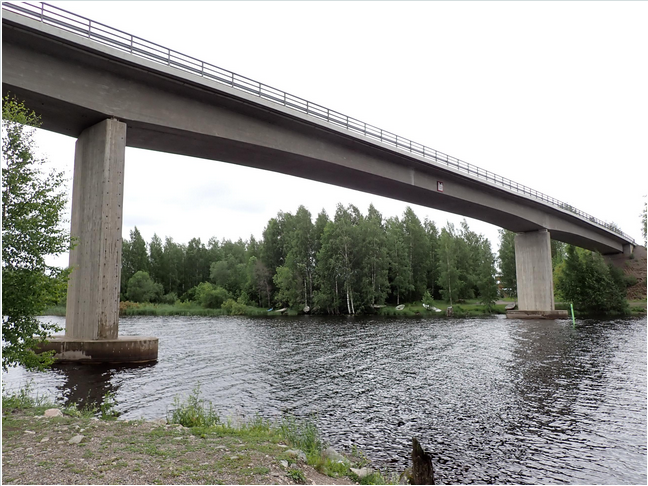 Pilvisellä kelillä otettu kesäkuva Mustanvirran sillasta.