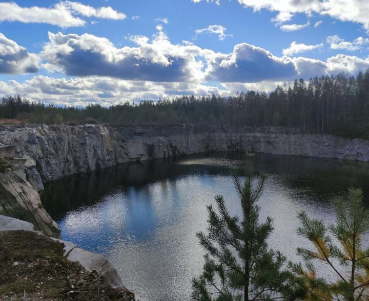 Vanha pohja- ja pintavedellä täyttynyt kalliokiviaineslouhos. Kuva: Juha Kinnunen.