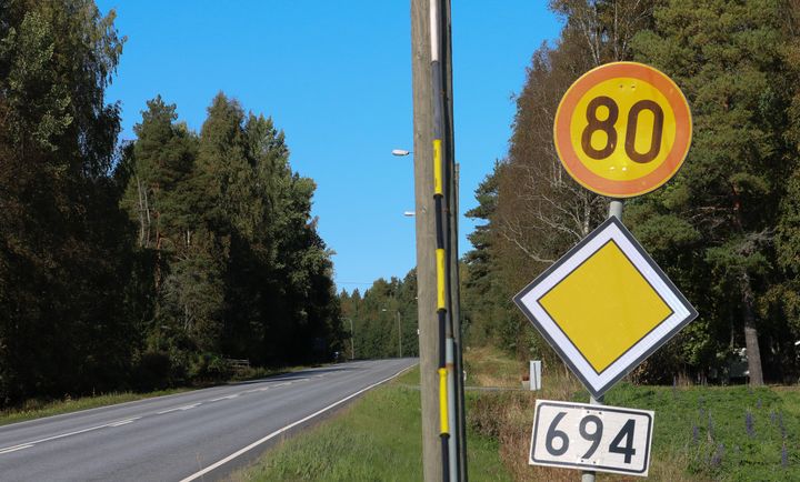 Talvi- ja pimeän ajan nopeusrajoitusta osoittava 80 km/h liikennemerkki