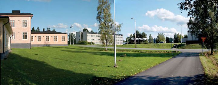 Linna-byggnaden och Tukikohtakomppania, till höger soldathemmet på flygkrigsskolans område i Kauhava.