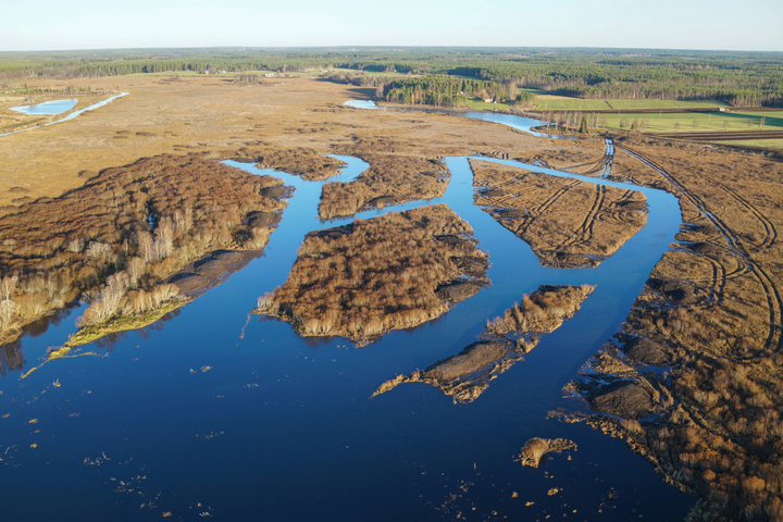 Dronella otettu ilmakuva, jossa näkyy järven ruopattua osiota.