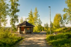 Levähdyspaikka Elämysportaiden yläosassa kesäisessä maisemassa.