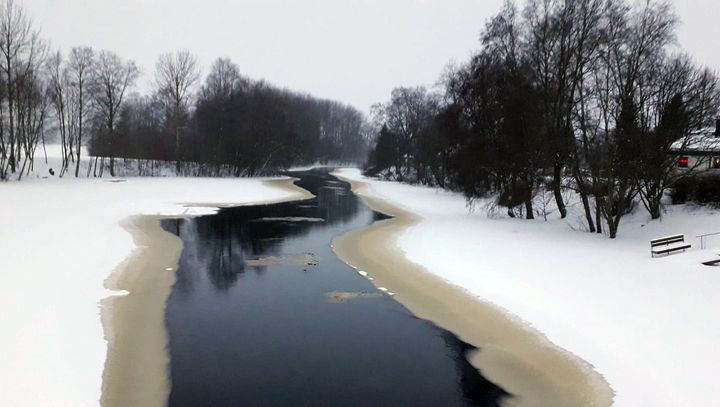 Kuvituskuva. Talvinen jokimaisema.