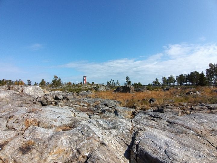 Klippor och stenigt skärgårdslandskap på sommaren.