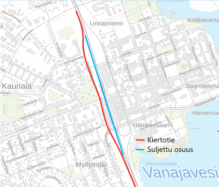 Kartta näyttää suljetun tieosuuden Hämeenlinnassa (sininen) ja kiertotien (punainen). Ajoreitti etelään menee Eureninkatua pitkin.