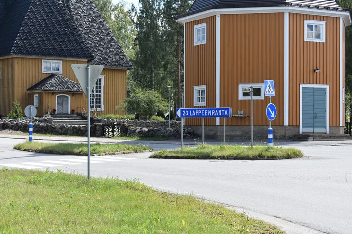 Tieliikenneympyrä, jossa kaksi vanhaa puutaloa ja Lappeenranta-kyltti.